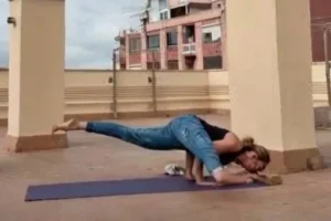 Együttérzés, felajánlás, csípő és kartámasz, Eka Pada Kaundinyászana