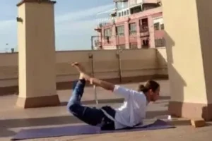 Dhanurászana, hátrahajlások, “Alattad a föld, fölötted az ég, benned a létra”.