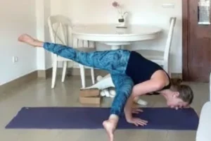 “Az élet egy csodálatos, izgalmas kaland!” kartámaszok, csípőnyitás, Eka Pada Kaundinyászana