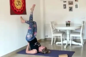 Torokcsakra, “Csendben lenni jó.” Nyak és vállöv stabilizálás, Gyertya póz (Szarvangászana)